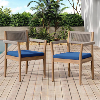 Ensemble de 2 chaises de patio pour l'extérieur, aspect teck en bois d'acacia avec corde beige et coussins bleu marine, mobilier toutes saisons