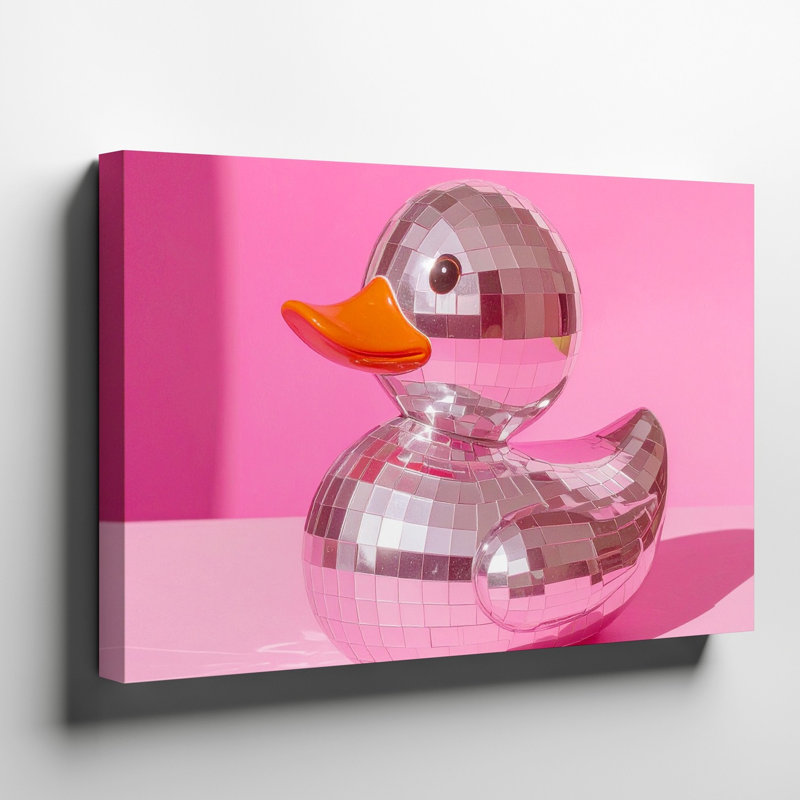 Figurine canard disco métallique brillant sur toile de fond rose vif, H 30 po x l 40 po