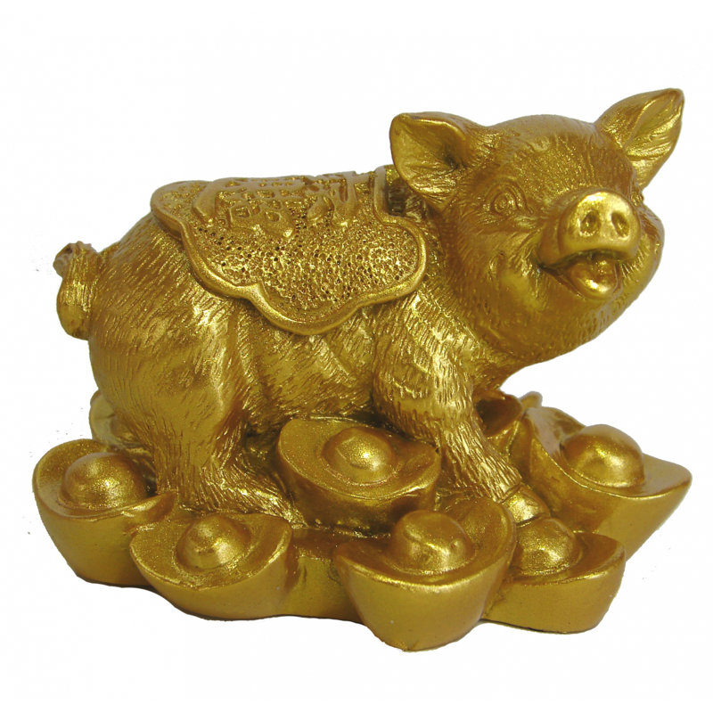 Figurine cochon tenant une pièce pour l'année lunaire