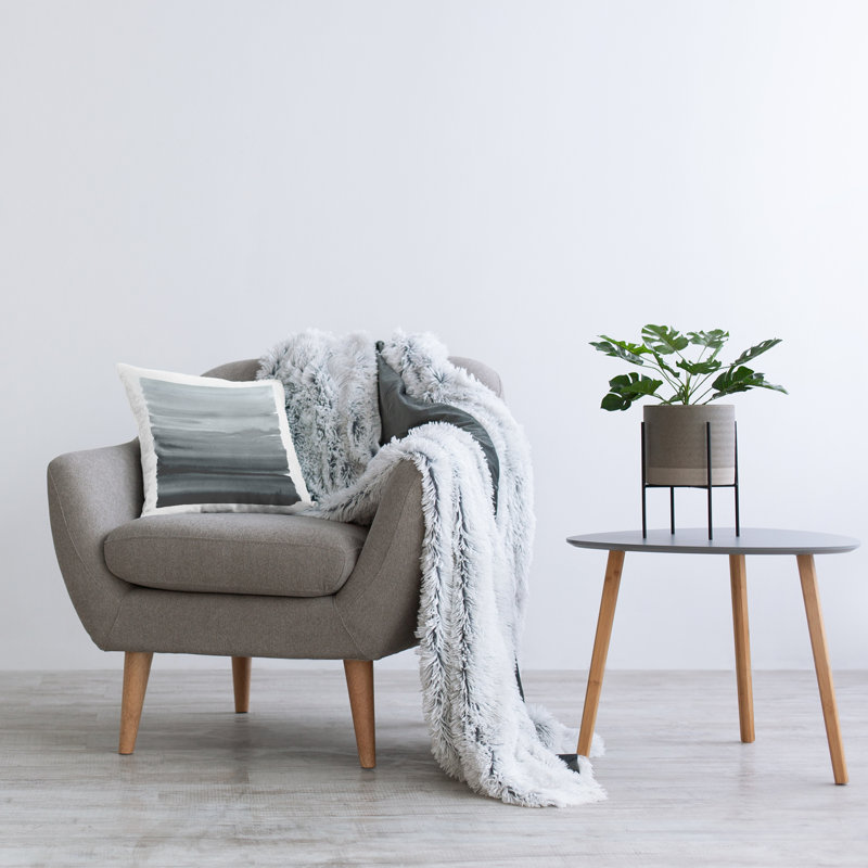 Coussin Monochromatique à motif dégradé gris par Allie Corbin