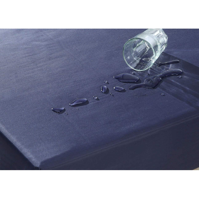 Matelas en mousse haute densité imperméable de 6 pouces avec tissu respirant matelassé losange bleu marine. Le matelassage assure à la fois style et circulation d'air pour un sommeil frais
