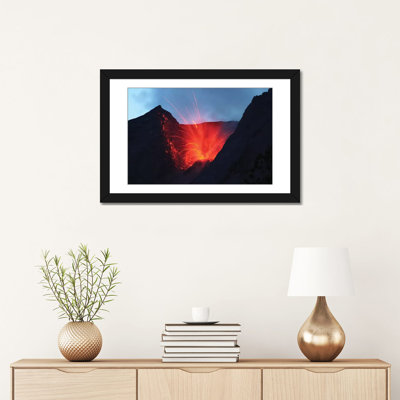 « strombolian typeing of batu tara volcano indonésie i », reproduction de photo sur toile