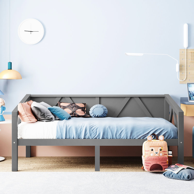 Lit de jour simple gris avec une silhouette épurée et élégante, une utilisation multifonctionnelle, une structure à support triangulaire et de l'espace sous le lit. L 79,5 po x l 42,3 po x L 34,7 po. Assemblage requis. Élégance intemporelle moderne.