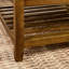 Table basse à structure en bois de hêtre, enveloppée dans un capitonnage en lin bleu marine, repose-pieds confortable pour un espace de vie-592814444