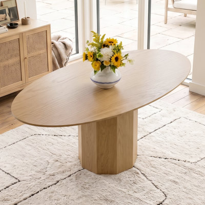 Table de salle à manger ovale Arden de 67 po pour 6 personnes avec pied en bois à facettes