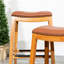 Tabouret de comptoir de 24 po: siège en cuir naturel et attrayant avec tabouret naturel-732140167-734424694-734424697