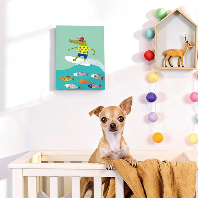 Crocodile sur toile, crocodile de surf fantaisiste avec impression de poisson tropical, œuvre d'art d'été colorée pour chambre d'enfant, prête à être suspendue, 8 po x 10 po