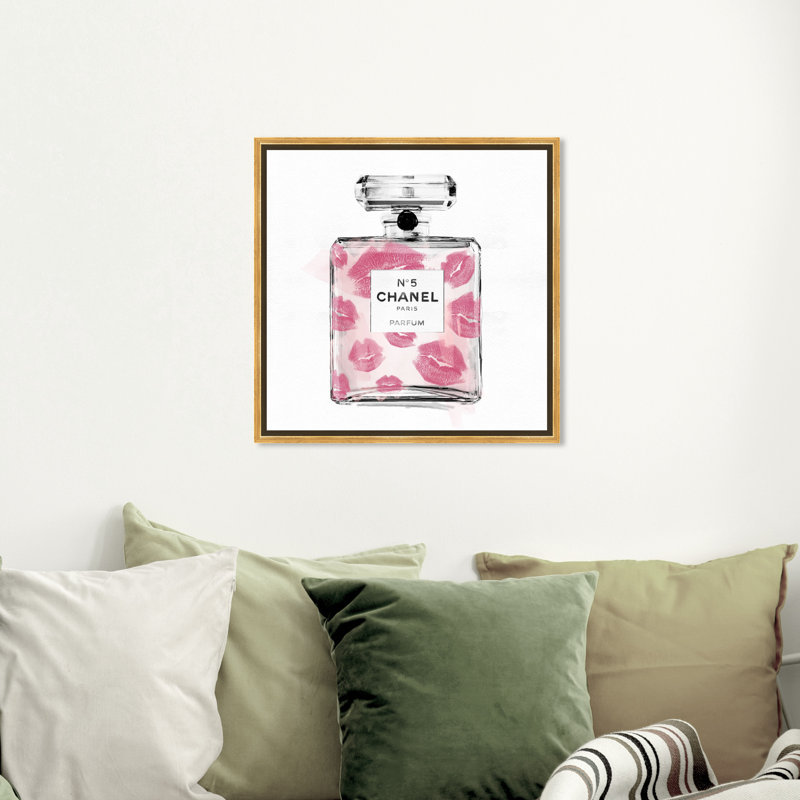 «Fashion and Glam Kiss Classic Number 5 Perfume», impression sur toile, H 16 po x l 16 po, Encadrement doré