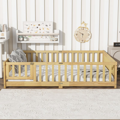 Lit de plancher avec clôture et porte, lit de plancher en bois d'hévéa avec barrières de sécurité