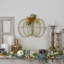 Décoration murale 16 po avec feuillage d'automne et citrouille corde