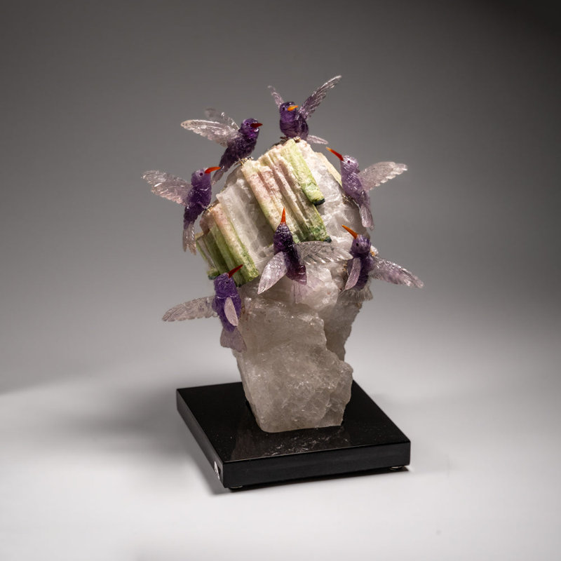 Véritables colibris sculptés à la main sur une tourmaline en quartz (H 9 po)