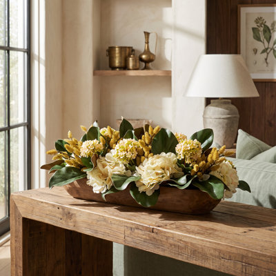Centre de table d'automne avec hortensias et feuilles de magnolia