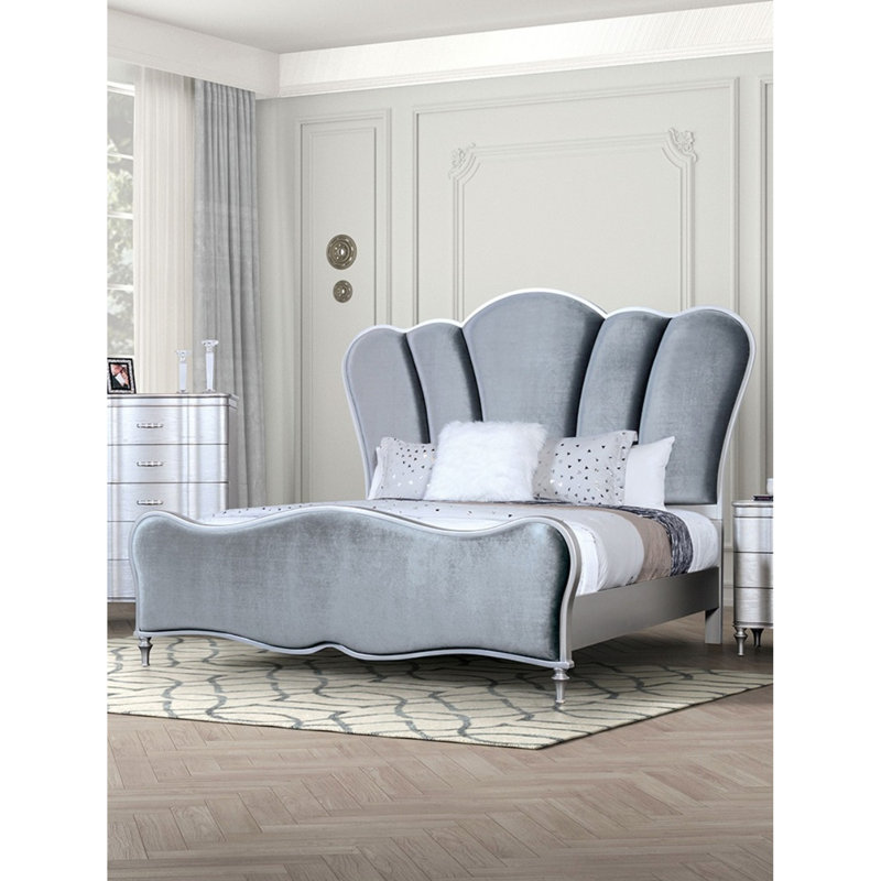 Structure de lit pour grand lit en tissu argenté avec tête de lit matelassée et pied en bois tourné pour chambre à coucher de style refuge