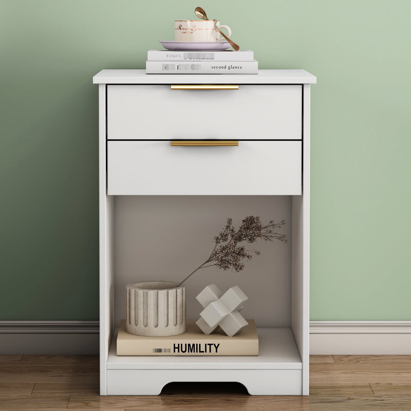 Table de chevet blanche avec 2 tiroirs et rangement ouvert, poignées dorées, design contemporain pour chambre à coucher avec tablette, look moderne