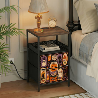 Table de chevet à 2 tiroirs avec station de recharge, ports USB, prises électriques et tablette de rangement ouverte. Décoration d'Halloween avec des citrouilles, des fantômes et des éléments effrayants. Parfait pour une chambre, un salon, une résidence étudiante ou un petit espace.