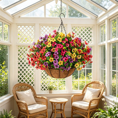 Fleurs artificielles en soie suspendues à l'extérieur à l'intérieur, arrangement de feuilles de marguerite avec des feuilles d'eucalyptus pour le jardin, décor de printemps, plante verte dans un pot de fleurs doublé de noix de coco en métal