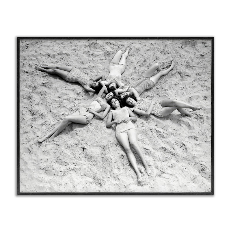 «Women on Beach in Star Shape», dessin par Arlington Prints, H 11 po x l 14 po, Giclée encadrée noir minuit