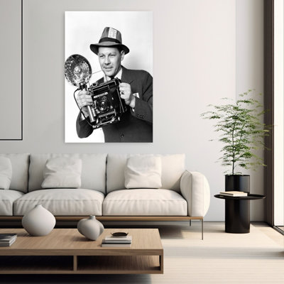 1930s 1940S 1950S Photographe de presse tenant une caméra graphique avec éclair et ampoule Flash, rétro, rétro, rétro, art mural urbain