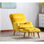 Chaise relaxante en tissu jaune avec un clic-clac confortable pour la détente dans le salon
