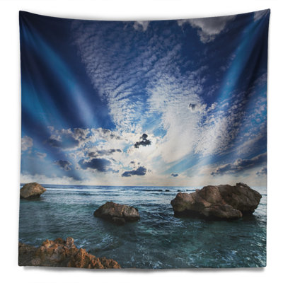 Tapisserie Rocky Beach avec nuages blancs