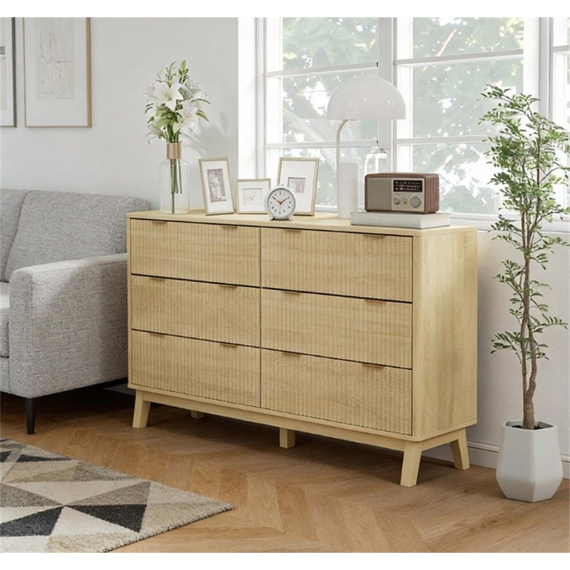 Commode contemporaine à 6 tiroirs avec un design cannelé en forme de vague et des poignées dorées pour un rangement élégant
