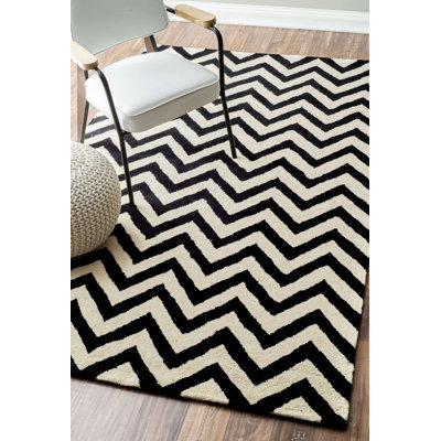 Tapis noir à motif de chevrons Migdalia