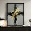Croix abstraite moderne: éclaboussures noires et dorées sur une toile grise, style d'art moderne à technique mixte. Toile encadrée 24 "x 36" avec cadre en bois noir
