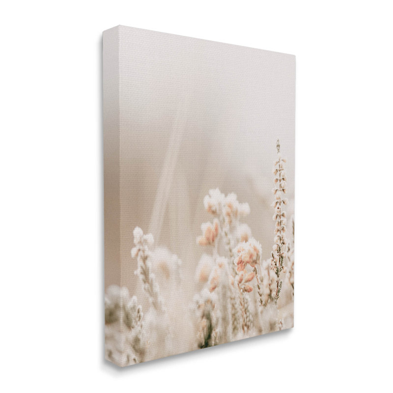 «Delicate Wildflower Blossoms» par Leah Straatsma - photographie sur toile tendue, H 20 po x l 16 po x P 1,5 po