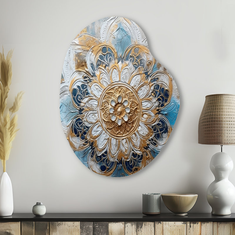 «Blue and Gold Mandala I - Boho Mandala», décoration murale asymétrique en métal de forme traditionnelle unique