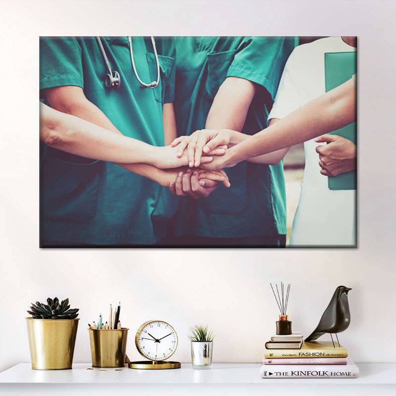 Équipe médicale, reproduction sur toile, H 24 po x l 36 po x P 1,25 po