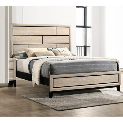 Lit très grand à profil bas avec tête de lit en bois flotté blanc crème et motif géométrique