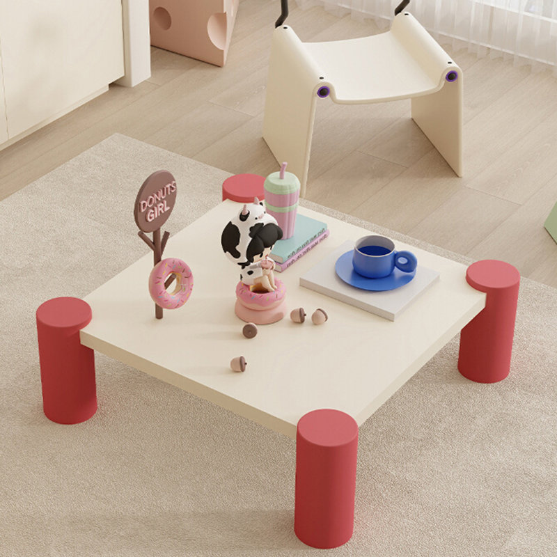 Une table basse avec un agencement de couleurs de Dopamine, Rouge, Crème, crème