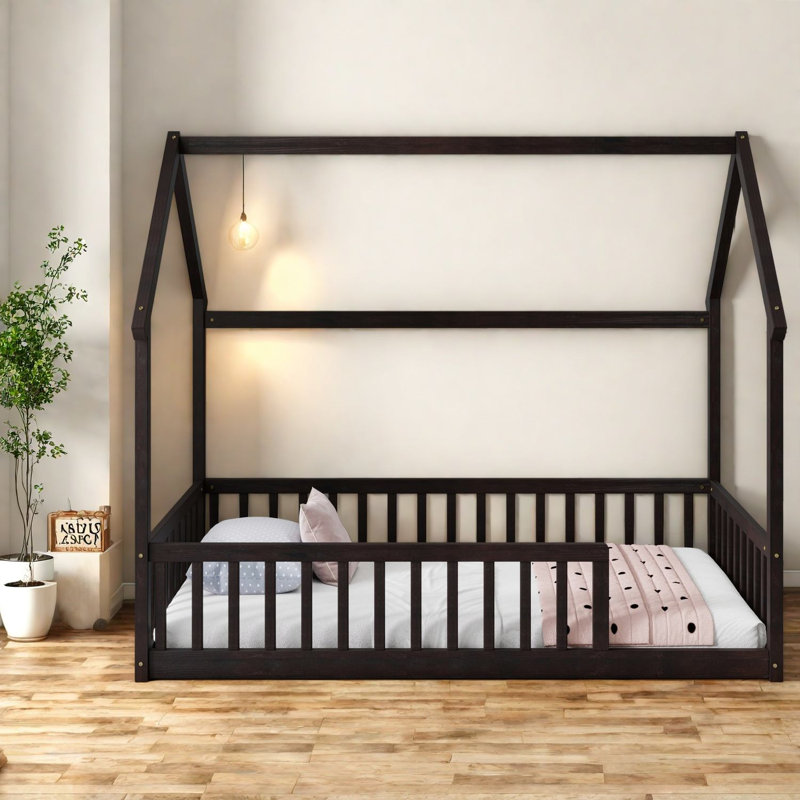 Lits sûrs au sol, structure de maison en bois de pin, chambre d'enfant de style campagnard