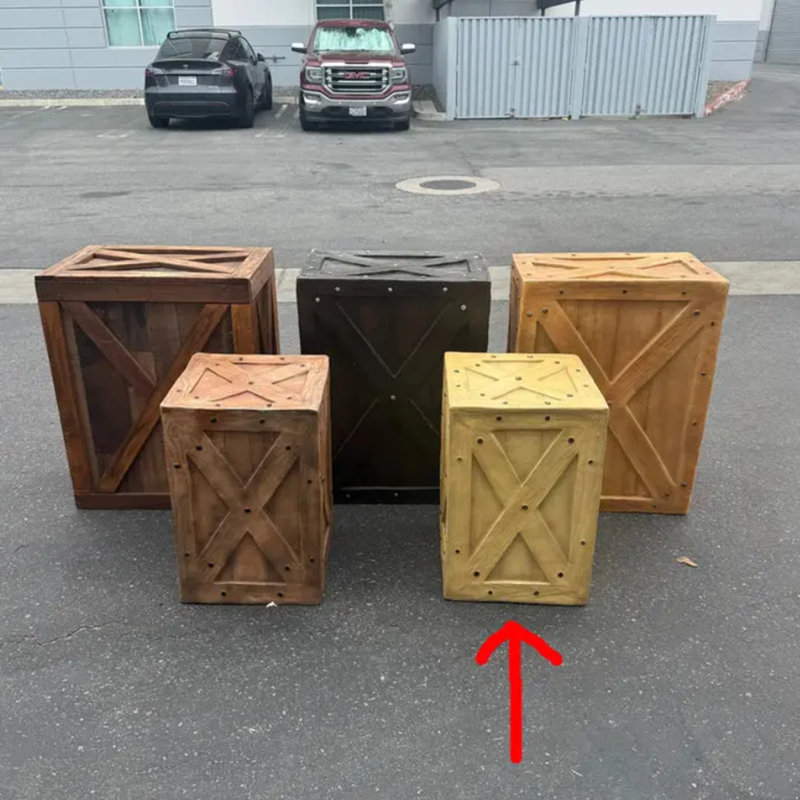 Petite statue de caisse en résine brun clair