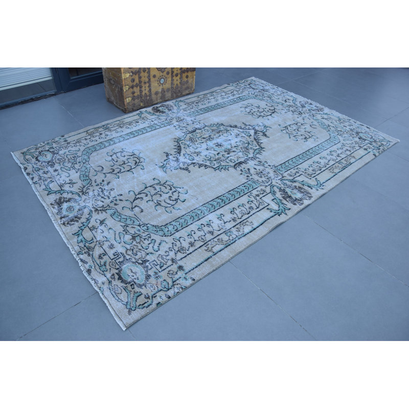 Tapis turc vintage en laine avec un élégant motif floral beige pour un décor classique