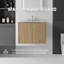 Meuble-lavabo suspendu de 61 cm (24 po) avec lavabo en céramique, portes à fermeture amortie, comptoir et dosseret en marbre reconstitué blanc granité de 1,5 cm (0,6 po), armoire en contreplaqué, chêne-133277192