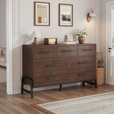 Commode en tissu avec structure en bois avec finition en chêne et accents noirs, 52 pouces de large, commode à 7 tiroirs pour la chambre à coucher, le salon ou le vestibule, style moderne