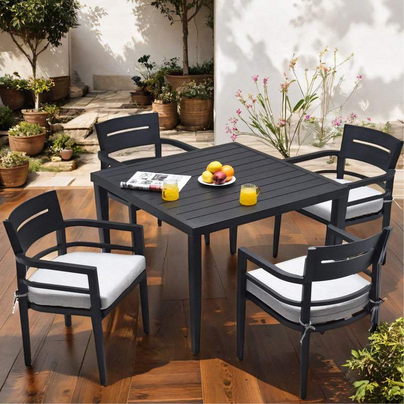 Table de salle à manger d'extérieur en aluminium avec pieds fuselés et trou pour parasol