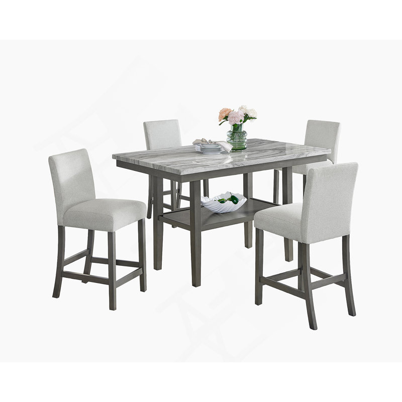 Ensemble de salle à manger 5 pièces à hauteur de comptoir avec plateau en faux marbre, chaises rembourrées et tablette de rangement intégrée.
