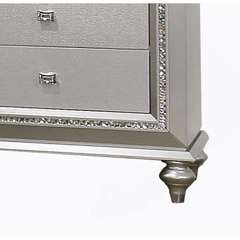Table de chevet au fini champagne exquis avec bordure en cristal et design de tiroir de qualité supérieure, alliant savoir-faire traditionnel et luxe moderne