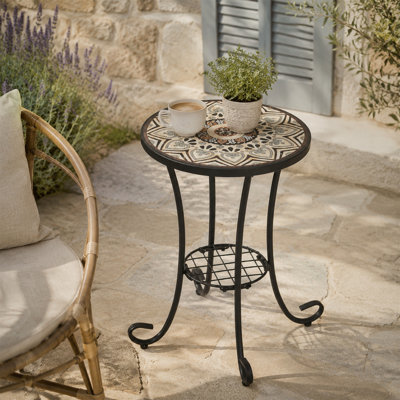 Table de bout de patio, double usage intérieur / extérieur: carreaux de céramique à motif peint avec une base en fer forgé et des pieds à volutes uniques, et une tablette en grillage métallique, style champêtre français