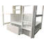 Lit mezzanine simple au-dessus d'un poste de travail moderne avec rangement, attaché et bibliothèque, couleur blanche, prêt pour les matelas, finition transitionnelle de garde-corps, tiroir amovible