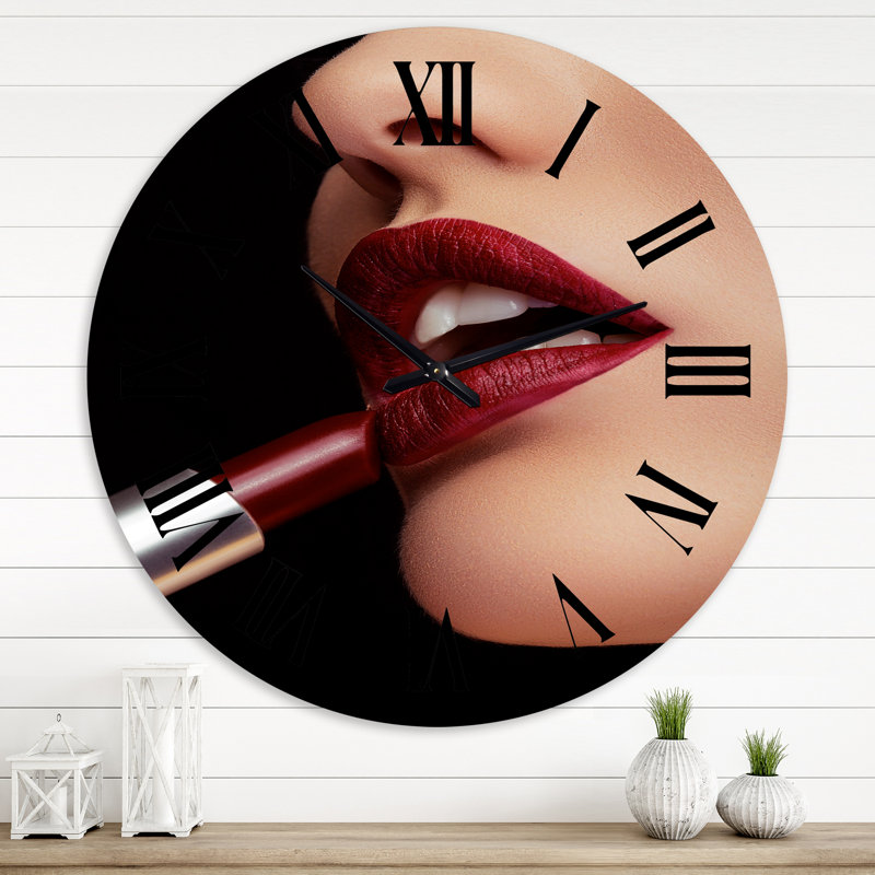 Appliquer le rouge à lèvres rouge sur les lèvres - horloge murale moderne, Grand