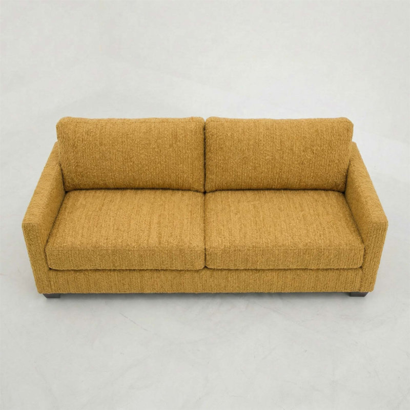 Canapé classique en tissu moutarde Hepburn Chai, fabriqué à la main aux États-Unis pour la durabilité et le confort, idéal pour les espaces de vie modernes.