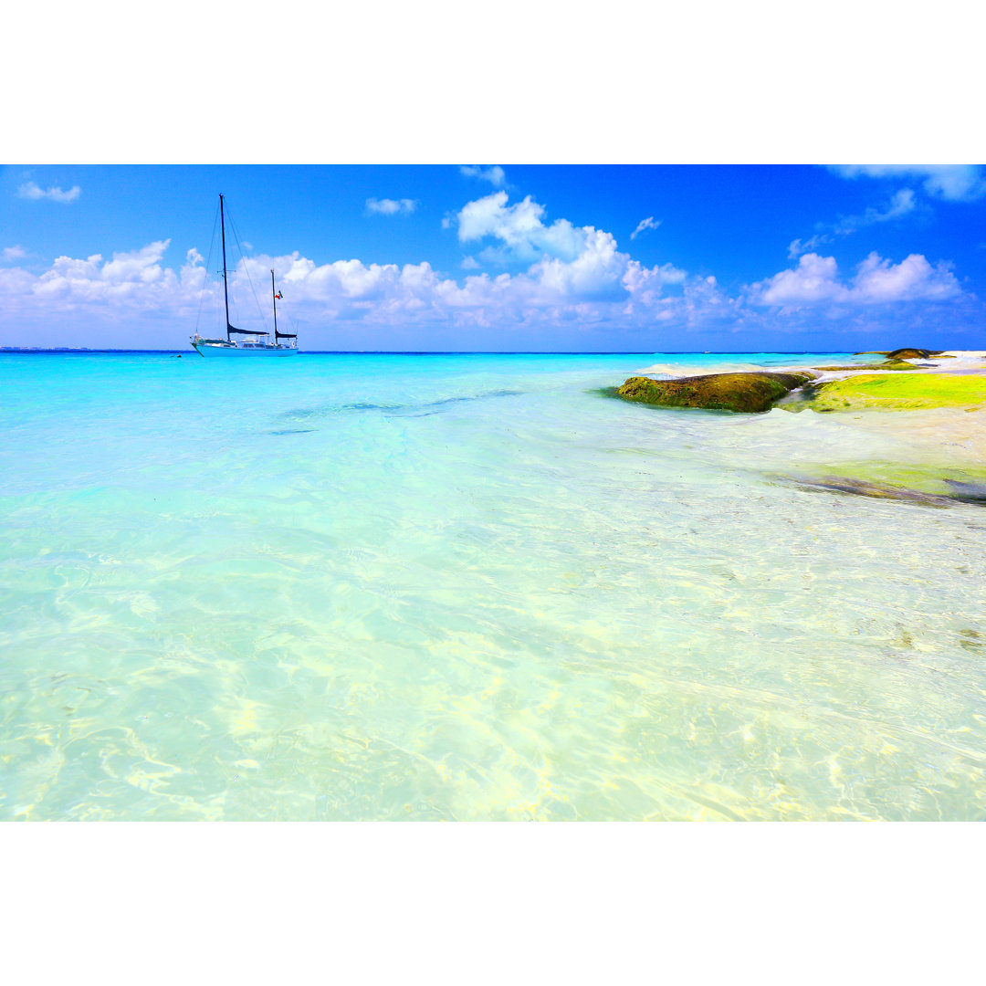 Yatch und blaue Karibik idyllischer klarer Strand - Cancun