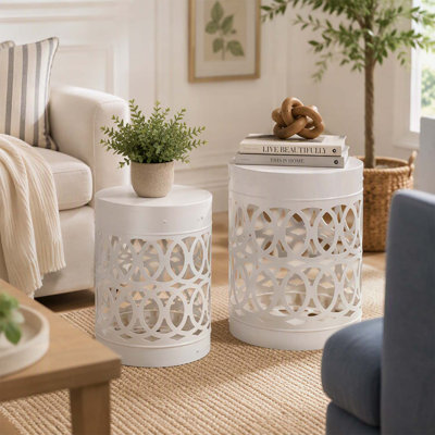 Ensemble de tables d'appoint modernes en métal pour l'extérieur, avec un design en fer découpé et une structure durable revêtue de poudre, parfait pour la terrasse ou le salon.