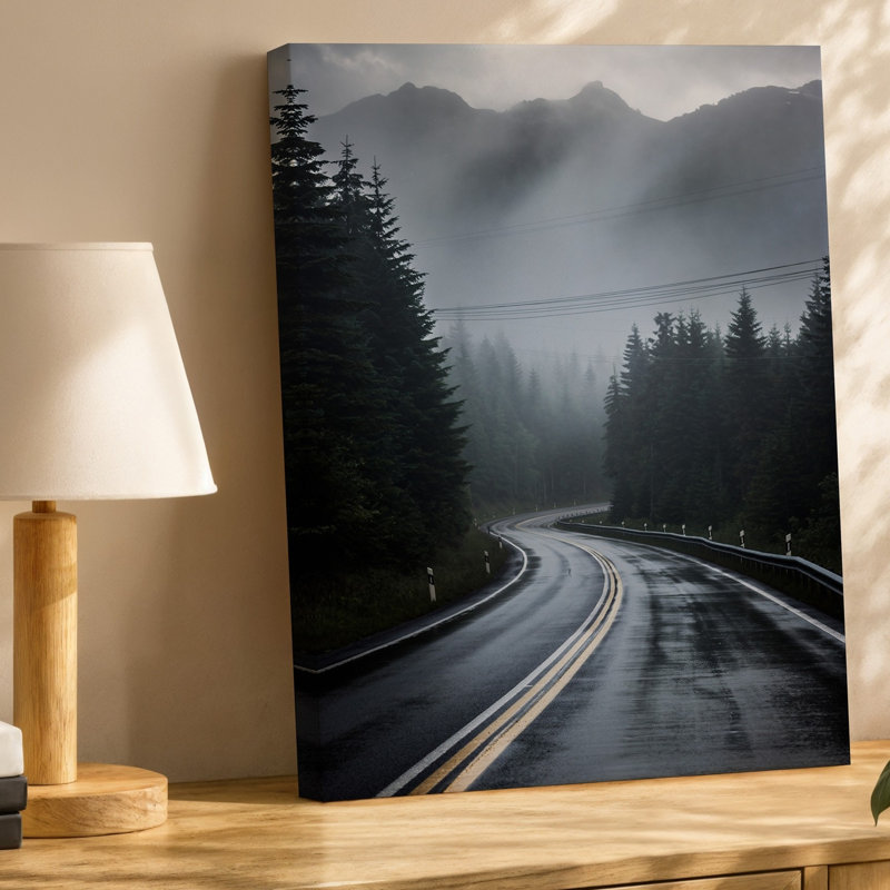 Reproduction d'art sur toile, "Une route sinueuse s'étire à travers une forêt dense et brumeuse" dans un doux brouillard gris qui dissimule les montagnes