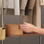 Élégante garde-robe avec paniers à tablettes-110580291