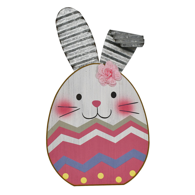 Signe de lapin en bois en forme d'œuf sur fond de lapin de Pâques