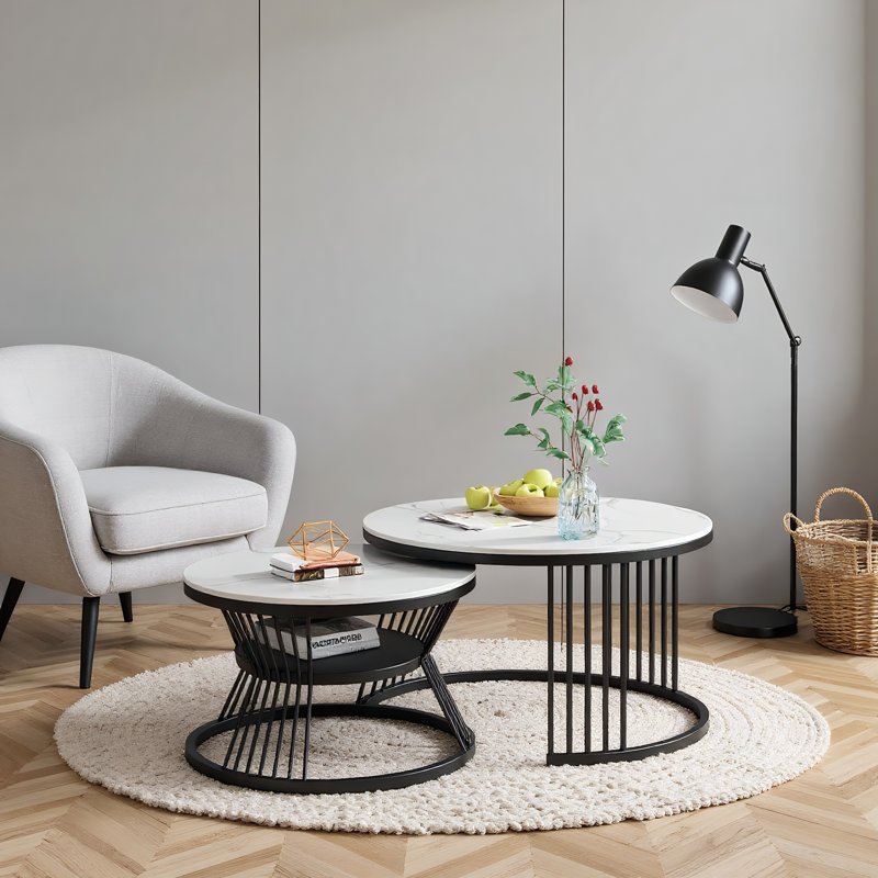 Ensemble de tables basses gigognes avec plateau en faux marbre et structure en métal noir, tablette inférieure et design compact